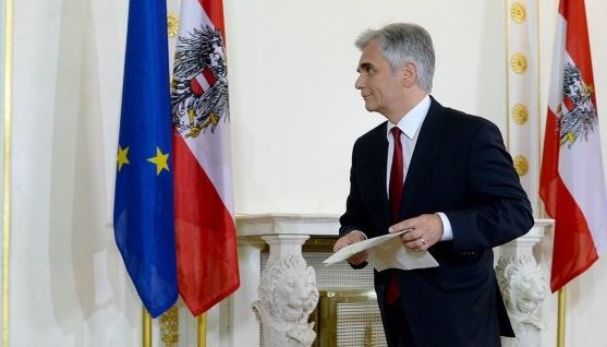 Faymann verlässt seine Rücktritts-Presseonferenz