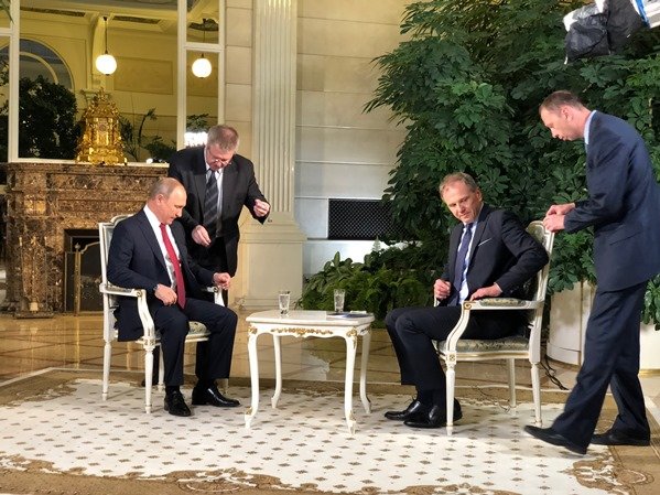 Putin-Wolf-Interview beim Verkabeln