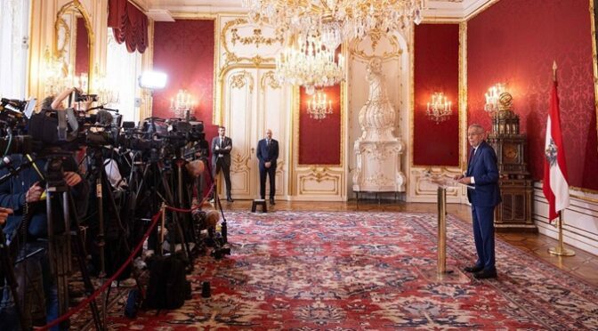 Bundespräsident Van der Bellen in der Hofburg vor JournalistInnen