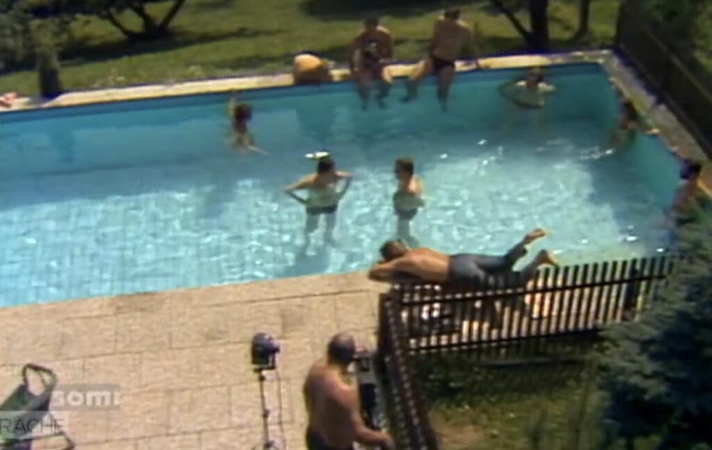Norbert Steger und Peter Rabl mit FPÖ-Mitarbeiter·innen im Pool, rundherum das ORF-Team