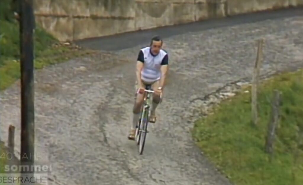 Alois Mock kommt am Rennrad zum Sommergespräch 1981