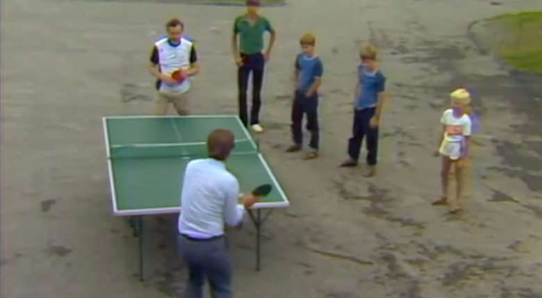 Alois Mock und Peter Rabl spielen während des ORF-Sommergesprächs 1981 Pingpong